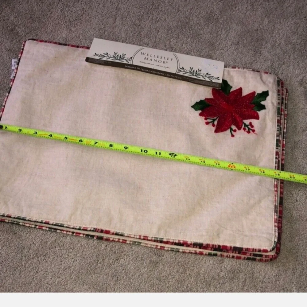 Wellesley Manor Poinsettia Christmas placemats (4) embroidered‎ NEW